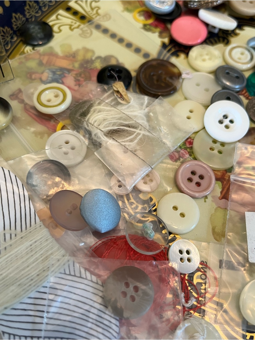 Assorted Sewing Buttons - Mixed Colors - Picture 8 of 9